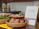 沖縄らしいお菓子やおつまみをご用意します