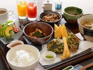 外の光を存分に取り入れる会場朝食を