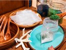 【無料アメニティ】お部屋のお風呂でゆっくりと疲れを癒していただくため、バスソルトバーをご提供