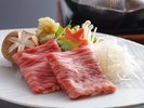 メイン料理の牛鍋のお肉(例)伊予牛を使用。特製の割り下と一緒にお召し上がりください。