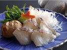 メイン料理の真鯛のしゃぶしゃぶ(例)お鍋で熱々をお召し上がりください。