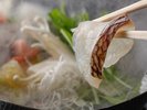 メイン料理の真鯛のしゃぶしゃぶ(例)お鍋で熱々をお召し上がりください。