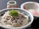 朝食バイキングの1品「釜揚げしらす丼」(例)バイキングなのでご自由に好きなだけお召し上がりください。