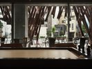 ラウンジ|印象的な木組みのアート越しに街を眺める、遊び心あふれるラウンジ