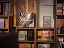 ラウンジ|隈研吾氏の作品集など、建築やデザイン好きにはたまらないライブラリー