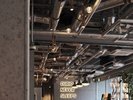 ラウンジ|スタイリッシュなネオンと複雑に交差する配管が、ホテルの世界観を表現
