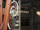 ホテルエントランス|芸術的な木組みとネオンが、洗練された空間へいざなう