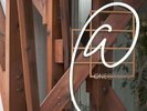 ホテルエントランス|芸術的な木組みに映える、ONE@Tokyoのロゴマーク
