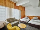 デラックスツイン|東京スカイツリー(R)を望む大開口と木の温もりが調和する客室