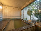 天然温泉の貸切風呂。天然温泉を独占して、ゆったり脚をのばしながらおくつろぎください。
