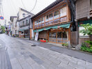 *渋温泉の風情ある街並みに溶け込む当館。自然の息吹を感じながら旅情に浸るひと時をお過ごし下さい。