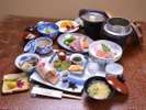*お夕食一例/季節の旬と地元の食材を活かした郷土料理をお愉しみ下さい。