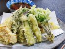*ご夕食一例/春は山菜を使った天ぷらも!旬の味覚をお楽しみください。