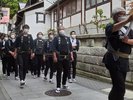 *渋温泉の四季(春)/七年に一度の御柱祭。黒の股引、黒の腹掛けの揃い装束を着たお練り行列です。