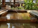 *渋温泉の四季(夏)/大湯の屋上にある渋温泉の足湯で癒しのひととき。湯温が高いので、さっぱりします。