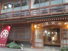 *外観(冬)/夕暮れ時の渋温泉街。街灯の明かりに照らされ、カランコロンと浴衣で歩く姿が絵になります。