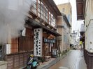 *渋温泉の四季(冬)/温泉まんじゅうを蒸かす湯気がモクモクと立ち上がり、温泉街らしい風情があります。