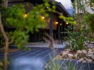 季節の草花と石畳の通路