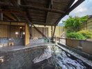 【貸切露天風呂「壮健の湯」】山々に囲まれた露天風呂では四季の移ろいを感じられます。