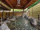 【貸切露天風呂「美人の湯」】広々としており、混み合うことなく お入りいただけます。