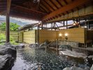 【貸切露天風呂「美人の湯」】清涼な山の空気の中、上質な湯を心ゆくまでご堪能いただけます。