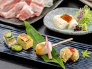 【ご夕食】献立の一例。山の幸をふんだんにつかった旬の味覚をご堪能ください。