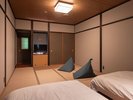 【小上がりベッド付和室(8〜10畳)】ご友人やカップル利用にもおすすめ。