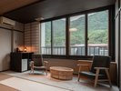 【和室10畳】窓からは自然あふれる景色をお楽しみいただけます