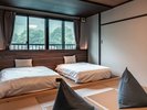 【小上がりベッド付和室(8〜10畳)】お部屋の窓からも自然をお楽しみいただけます。