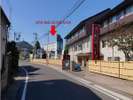 白と灰色の建物が当館です