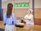 【朝食ブッフェ】その場で握ってもらえる手作りおにぎりが大人気です。