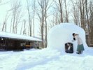 【かまくら】冬のホテル敷地内にはかまくらが登場します。