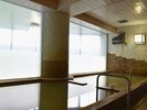 【洋風大浴場】明るい自然な照明が石に反射し全体を柔らかい空間にしています。