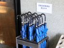 正面玄関にてカサを貸出しております。