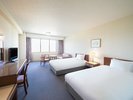 【クラシックツイン】36uの広々としたお部屋は、家族連れや友人同士でのご滞在に最適。