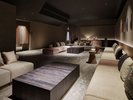 【温泉ラウンジ】やわらかな光にほんのりと照らされた落ち着いた空間でゆったりとお過ごしください