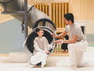 【キッズスペース「杜の8」】お子様が夢中になって遊べる滑り台で、家族みんながリラックス。