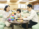3階「森のラウンジ」小さいお子様用の玩具や絵本もご用意しています