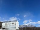 ホテルの正面には南部富士とも呼ばれる「岩手山」があります。冬になると岩手山の山頂を雪に覆われます。