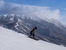 ホテルの目の前のスキー場では、澄んだ空気によって生まれる極上の粉雪と満天の星を味わうことができます。