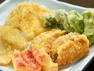 夕食ブッフェでは、季節の天ぷらなどが食べ放題。お腹も心もいっぱいに♪