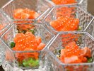 夕食ブッフェでは、いくらと岩手県産サーモンカクテルなどが食べ放題。お腹も心もいっぱいに♪