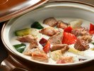 夕食ブッフェでは、杜仲茶ポークとゴロゴロ野菜のシチューなどが食べ放題。お腹も心もいっぱいに♪