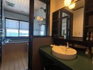 Cタイプ/夕陽と海を眺めるお風呂付の和洋室客室。