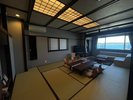 Cタイプ/夕陽と海を眺めるお風呂付の和洋室客室。