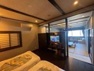Cタイプ/夕陽と海を眺めるお風呂付の和洋室客室。