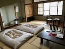 12.5畳+板の間のお部屋です。あらかじめお布団のご用意をしております。ごゆっくりおくつろぎ頂けます。