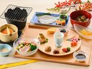 【朝食】こだわりの和朝食(一例):炊合せ、汁物や卵に炙り干物など、お米に合うシンプルなお菜をご用意。