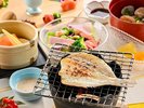 【朝食】こだわりの和朝食(一例):まさに「日本の朝ごはん」をおなか一杯お召し上がりください。