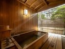 【松風庵:特別室 紫雲】総ヒノキ造りの贅沢なお風呂。贅沢な源泉かけ流しをお楽しみ頂けます。